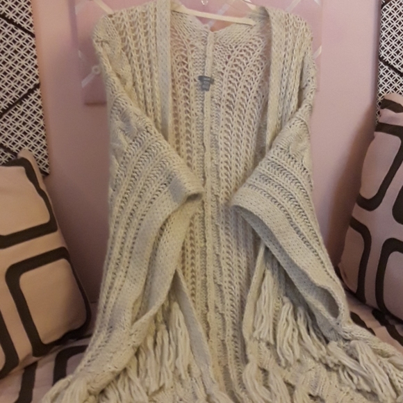 EUC Aerie Women's Chunky Knit Poncho with Tassels - Picture 4 of 8